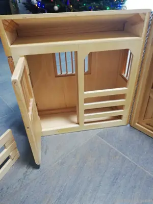 Spielzeug Pferdestall aus Holz Bild 2