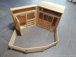 Spielzeug Pferdestall aus Holz