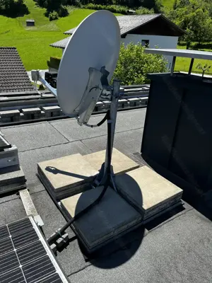 TRIAX Satellitenschüssel (85 cm, Alu) mit stabilem Standfuß TRIAX STF 120 Bild 2