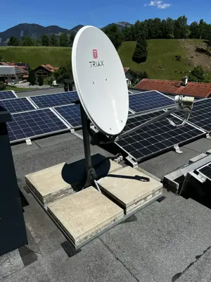 TRIAX Satellitenschüssel (85 cm, Alu) mit stabilem Standfuß TRIAX STF 120