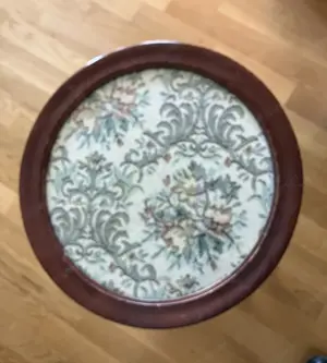 Rokokotischchen mit Brokat und Glas Bild 2