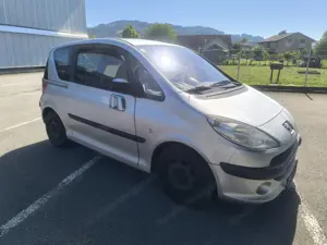 Peugeot 1007 1.4 HDI mit Pickerl Bild 6