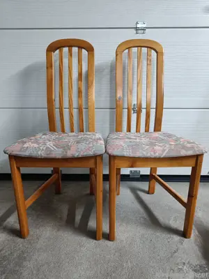 2 Massivholz-Stühle zu verschenken