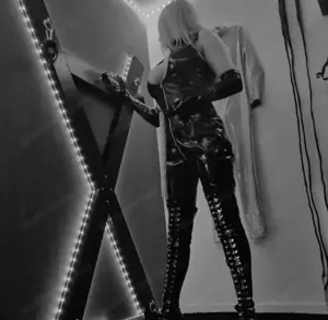 Herrin Julia- Online Domina sucht neuen Sklaven 