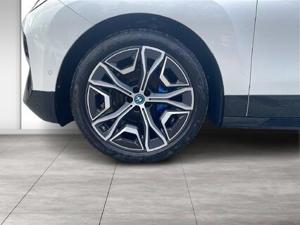 BMW iX xDrive40 Sportpaket // Anhängerkupplung // Head-Up // HK HiFi Bild 6