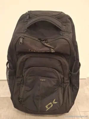schwarze Tasche auf 4 Rollen