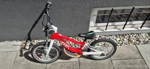 Woom 1 mit Surfboard Trittbrett