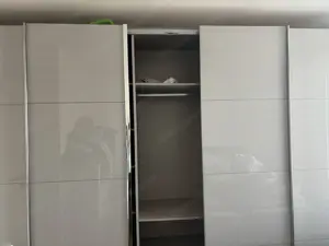 Edler Kleiderkasten mit Schiebetüren  Bild 3