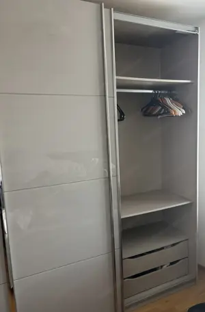 Edler Kleiderkasten mit Schiebetüren  Bild 2