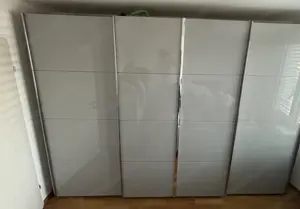 Edler Kleiderkasten mit Schiebetüren 