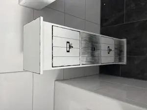 Kleine verspielte Kommode Bild 2