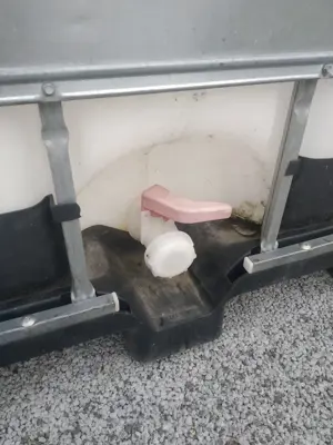 Wassertank auf Kunststoff-Palette Bild 2