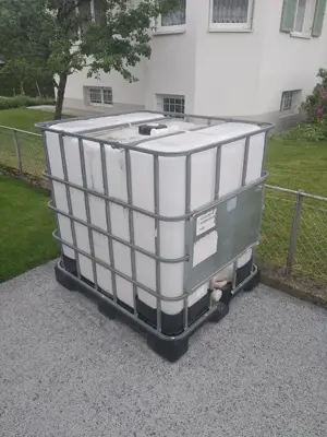 Wassertank auf Kunststoff-Palette Bild 4