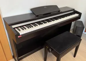Klavier, Yamaha Arius mit verstellbarem Hocker