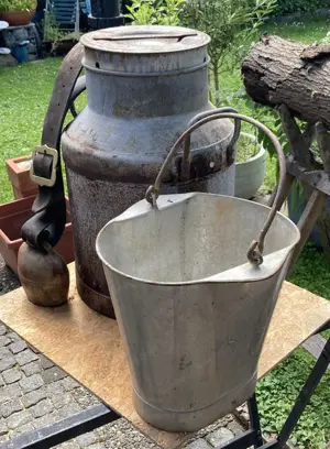 Milchkanne, Melkeimer und Kuhglocke Bild 3
