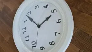 Wanduhr weiss Bild 2
