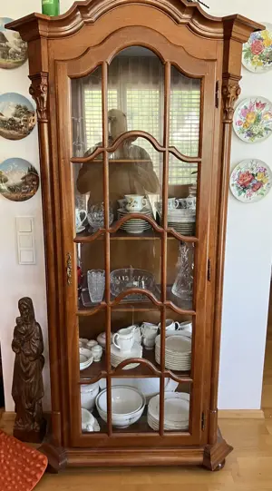 Glasvitrinenschrank mit Schnitzereien Vintage