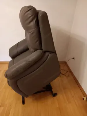 Sehr gut erhaltener Seniorenstuhl. Nichtraucher Haushalt!