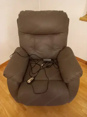 Sehr gut erhaltener Seniorenstuhl. Nichtraucher Haushalt! Bild 2