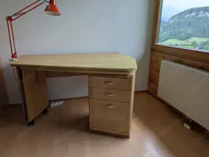 Schreibtisch aus Jugendzimmer mit Korpus  und schwenkbarem Sideboard Bild 2