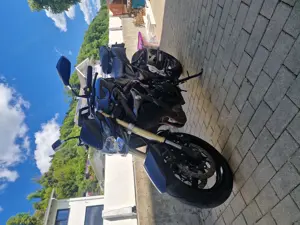 Suzuki GSR 750 Bild 3