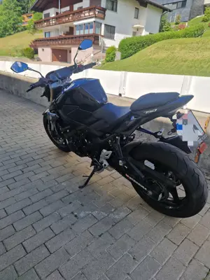 Suzuki GSR 750 Bild 4