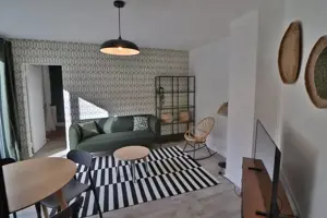 Zu vermieten   Möblierte Wohnung mit 1 Schlafzimmer und Wohnzimmer