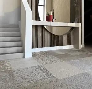 Schöner dekorativer Mix aus beigen Interface-Teppichfliesen Bild 4
