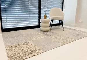 Schöner dekorativer Mix aus beigen Interface-Teppichfliesen Bild 2