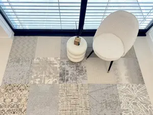 Schöner dekorativer Mix aus beigen Interface-Teppichfliesen