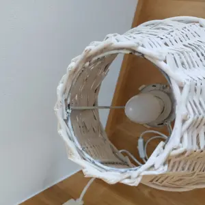 Lampe weiß inkl. Leuchtmittel von der Fima Ediths Bild 2