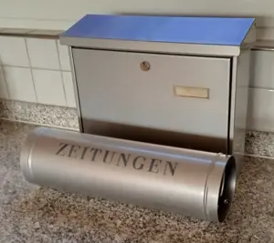 Briefkasten mit Zeitungsrolle 