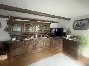 Wohnzimmer mit Bauernschrank