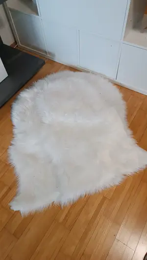 2 Stück weiße Fell Teppiche