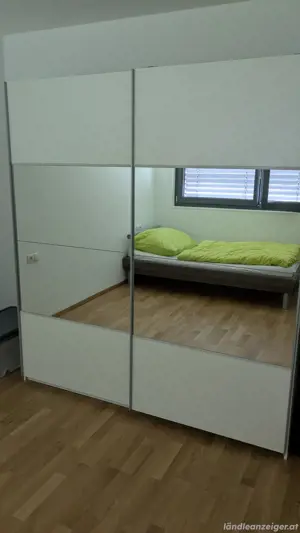 Kasten und Bett 