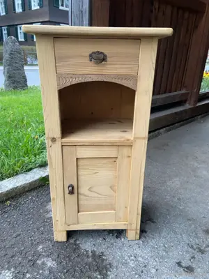 Altes Nachtkästchen