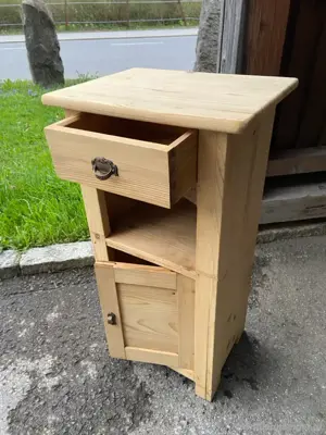 Altes Nachtkästchen Bild 2