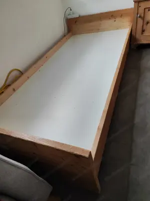 Jugendbett vollholz inkl. Matratze zu verschenken