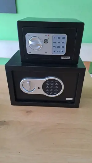 2x Tresor mit Taschenund Schlüssel zu verkaufen 