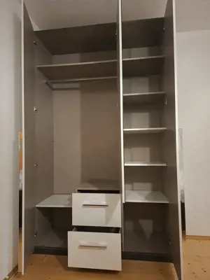 Kleiderschrank Bild 2