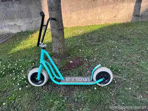 Roller mit breiten Reifen türkis