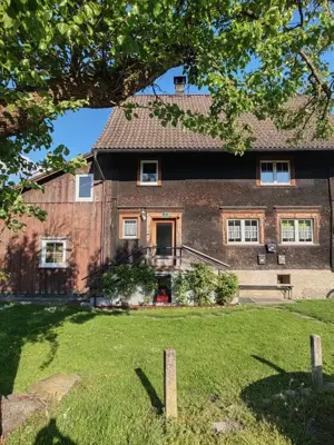 Wunderschöne 4-Zimmer-Altbauwohnung mit Einliegerwohnung und kleinem Garten zu vermieten