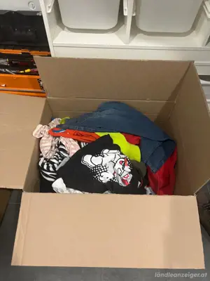 Kiste mit Kinderkleidung