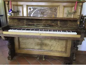 Wunderschön-dekoratives "Western-Style" Piano Klavier