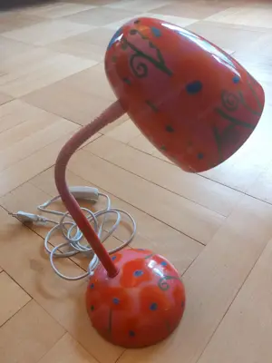 Schreibtisch- oder Nachttischlampe Pylones