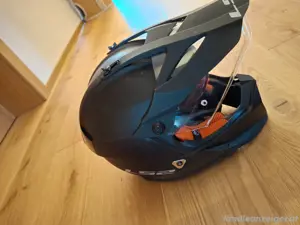 Helm wie neu
