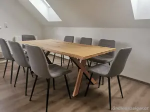 Tisch mit Stühlen 