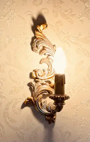Messingluster mit Wandlampen und Spiegel Bild 3