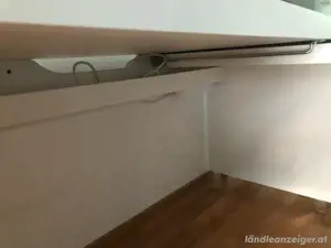Schreibtisch mit Stuhl