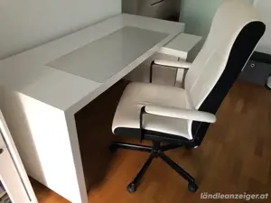 Schreibtisch mit Stuhl